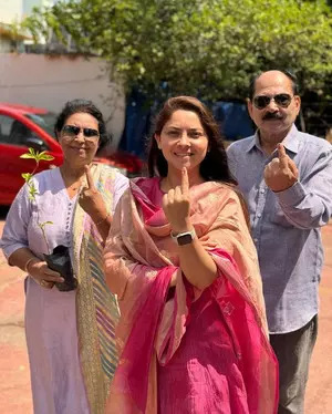 Marathi stars add glamour to Maha LS elections Marathi stars add glamour to Maha LS elections