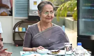 Rakhee Gulzar preferred hanging out with cast & crew during the shoot of Amar Boss