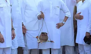 Jyotiraditya Scindia performs last rites of mother Madhavi Raje Scindia in Gwalior