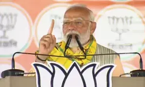PM Modi accuses Bengal CM of succumbing to Islamic fanatics & maligning saints
