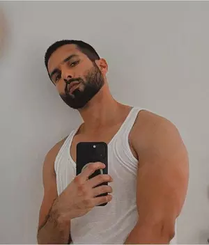 Shahid Kapoor’s heavy ‘Sunday snack’ includes a barbell and weights