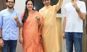 LS polls: Galmour galore as Thackerays join Bollywood stars to vote in Mumbai (LEAD)