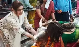 Shefali Jariwala is the latest showbiz celebrity to visit Ujjains Mahakal temple