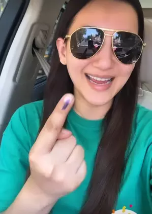 Gauahar Khan finally gets to vote after facing difficulties at Mumbai polling booth Gauahar Khan finally gets to vote after facing difficulties at Mumbai polling booth