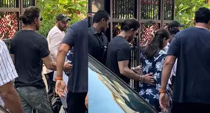 SRK practises what he preaches, exercises his right with wife Gauri, son Aryan SRK practises what he preaches, exercises his right with wife Gauri, son Aryan