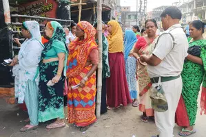 Polling picks up pace in Bengal amid reports of sporadic violence (2nd Ld)