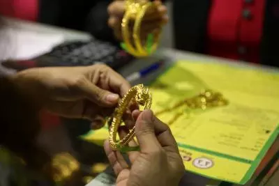Gold price reaches Rs 74,000