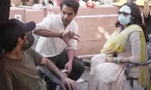 KJo shares funny BTS picture of Janhvi wearing face mask on forehead