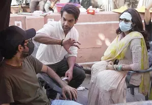 KJo shares funny BTS picture of Janhvi wearing face mask on forehead