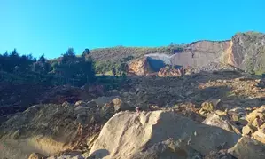 Over 300 people buried after huge landslide hits Papua New Guinea