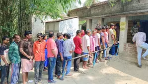 Polling underway in Bengal, two die in violence Polling underway in Bengal, two die in violence