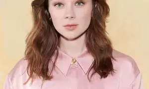 Claudia Jessie reveals she broke her wrist while filming third season of ‘Bridgerton’