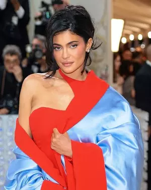 Kylie Jenner doesn’t open her wallet during an outing with friends Kylie Jenner doesn’t open her wallet during an outing with friends