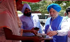 Hardeep Puri interacts with transgender tea seller in Chandigarh
