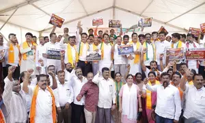 Ktaka BJP stages protest over law & order situation, potholed roads
