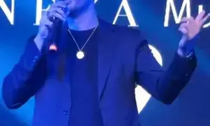 When Arjun Kanungo’s female fan carried his leftover cake in her pocket