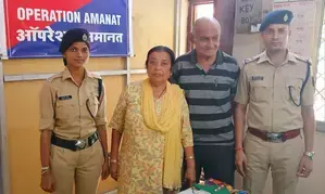 Elderly womans forgotten purse with cash, jewels worth Rs 17 lakh found by woman cop, restored to owner