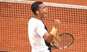 French Open: Auger-Aliassime overcomes Shelton to reach fourth round; De Minaur fights back to beat Struff after rain disruption