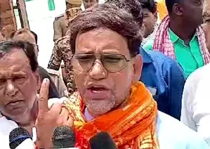 Bhojpuri star Dinesh Lal Yadav casts his vote in UPs Ghazipur with his mother Bhojpuri star Dinesh Lal Yadav casts his vote in UPs Ghazipur with his mother