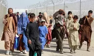 Over 300 Afghan refugee families return home from Pak, Iran in two days