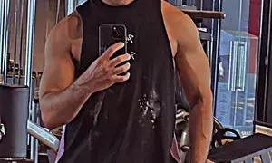 Shahid Kapoor flaunts muscles in mirror, wishes himself ‘Happy Sunday