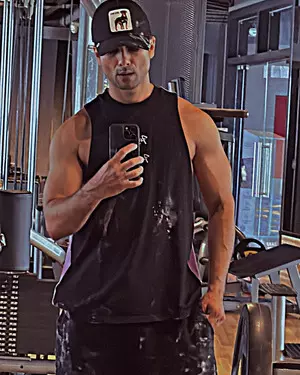 Shahid Kapoor flaunts muscles in mirror, wishes himself ‘Happy Sunday Shahid Kapoor flaunts muscles in mirror, wishes himself ‘Happy Sunday
