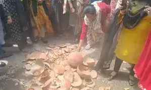 Residents hold Matka Phod protest over water crisis in Delhi