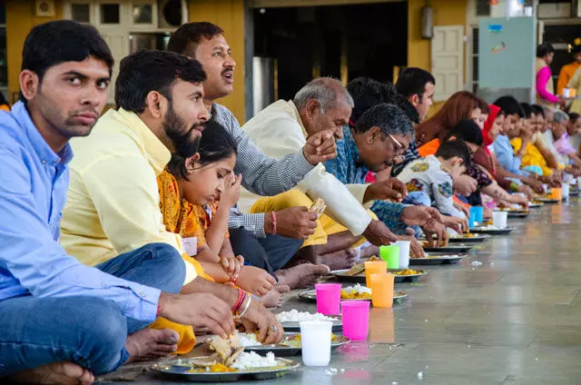 The Forgotten Benefits of Eating on the Floor The Forgotten Benefits of Eating on the Floor