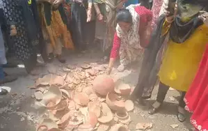 Residents hold Matka Phod protest over water crisis in Delhi