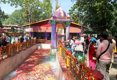 Record number of devotees pay obeisance at Kashmirs Mata Kheer Bhawani temple