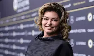 Shania Twain had to perform before drunk men to make her mother happy