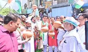 Congress holds Matka Phod protest in Delhi over water crisis