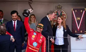 Carlos Sainz reveals, teams without confirmed driver lineup for next season have offered him a contract