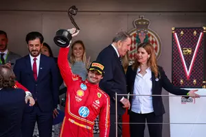 Carlos Sainz reveals, teams without confirmed driver lineup for next season have offered him a contract