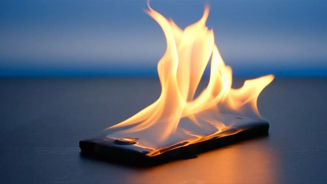 5 Warning Signs Your Smartphone Could Catch Fire or Explode 5 Warning Signs Your Smartphone Could Catch Fire or Explode