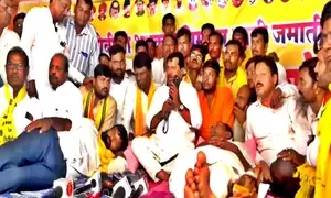 Maha Leader of Opposition Wadettiwar, Ambedkar meet striking OBC leaders