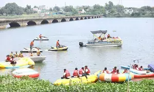 Boat carrying mediapersons topples during Maha CMs event; all scribes safe