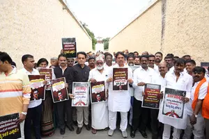 Ktaka BJP stages protest, demands apology from Rahul for Emergency invoked by late Indira Gandhi Ktaka BJP stages protest, demands apology from Rahul for Emergency invoked by late Indira Gandhi