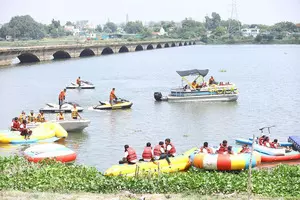 Boat carrying mediapersons topples during Maha CMs event; all scribes safe