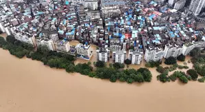 China: Torrential rain continues to lash middle, lower reaches of Yangtze River