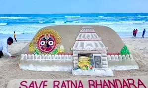 Noted sand artist writes to Odisha CM seeking immediate repair of Ratna Bhandar
