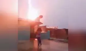 Girl narrowly escapes lightning strike while making reel on rooftop in Bihar