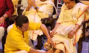 Sonu Nigam washes Asha Bhosles feet with rose water, petals at book  launch event