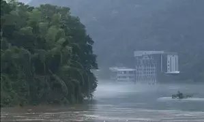 Chinas Yangtze river sees first flood of this year