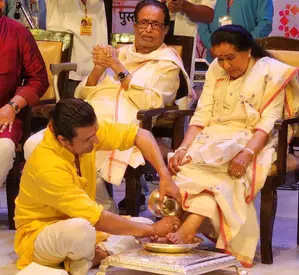 Sonu Nigam washes Asha Bhosles feet with rose water, petals at book  launch event