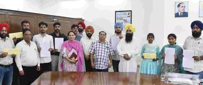 GURMEET SINGH KHUDIAN HANDS OVER JOB LETTERS TO YOUTH GURMEET SINGH KHUDIAN HANDS OVER JOB LETTERS TO YOUTH