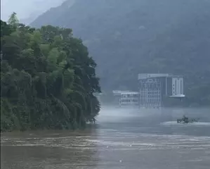 Chinas Yangtze river sees first flood of this year