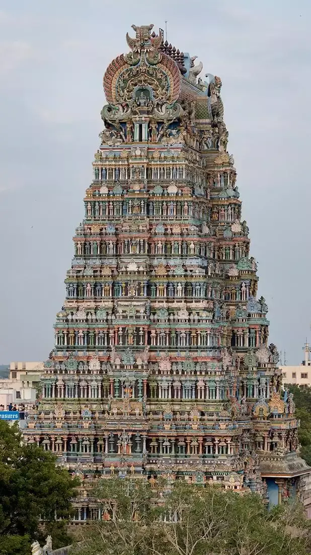 Meenakshi Temple: A Marvel of Dravidian Architecture and Spiritual Devotion