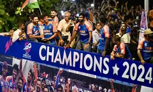 Love u all my Team India, SRK lauds WC heroes as celebrations continue in Mumbai