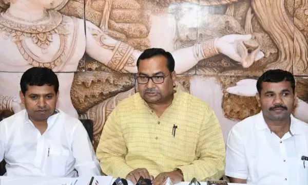 Chief Minister attended the oath taking ceremony of newly elected Legislative Councilor Shri Bhagwan Singh Kushwaha